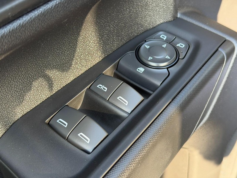 Chevrolet Silverado 1500 Vehicle Full-screen Gallery Image 16