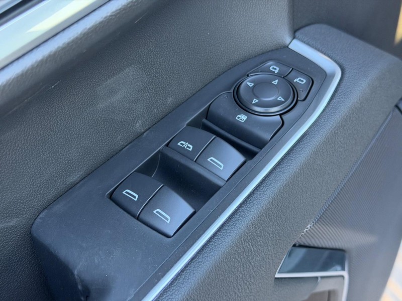 Chevrolet Silverado 1500 Vehicle Full-screen Gallery Image 9