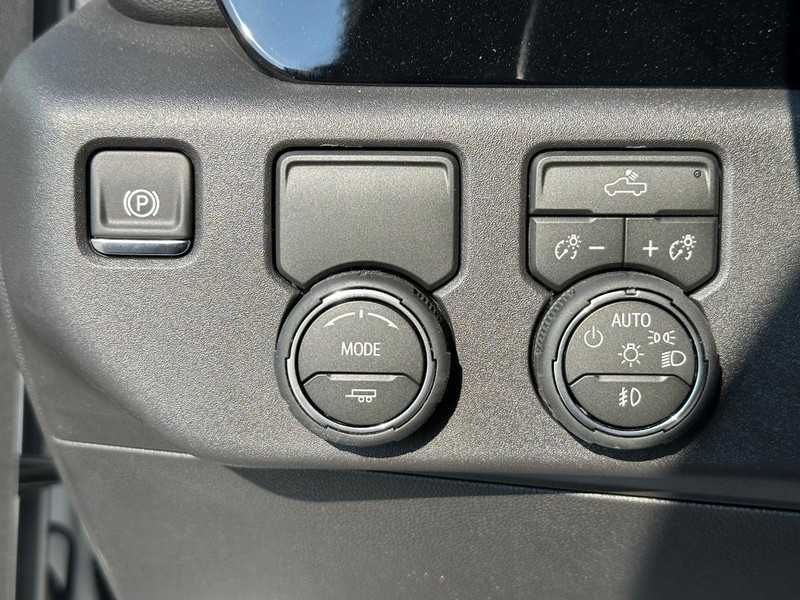 Chevrolet Silverado 1500 Vehicle Full-screen Gallery Image 16