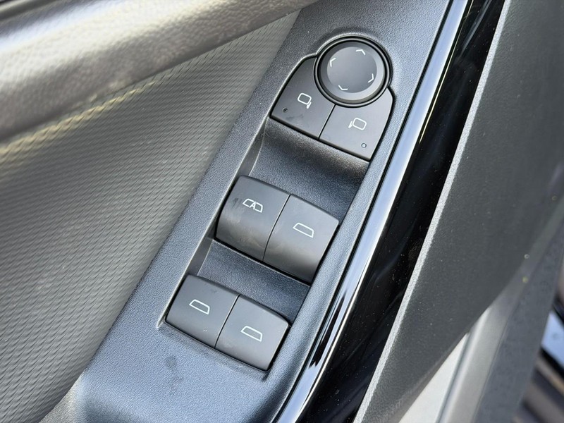 Chevrolet Equinox Vehicle Full-screen Gallery Image 9