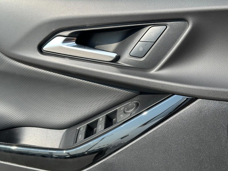 Chevrolet Equinox Vehicle Full-screen Gallery Image 16