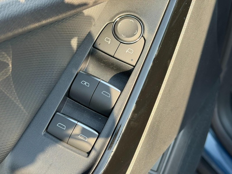 Chevrolet Equinox Vehicle Full-screen Gallery Image 10