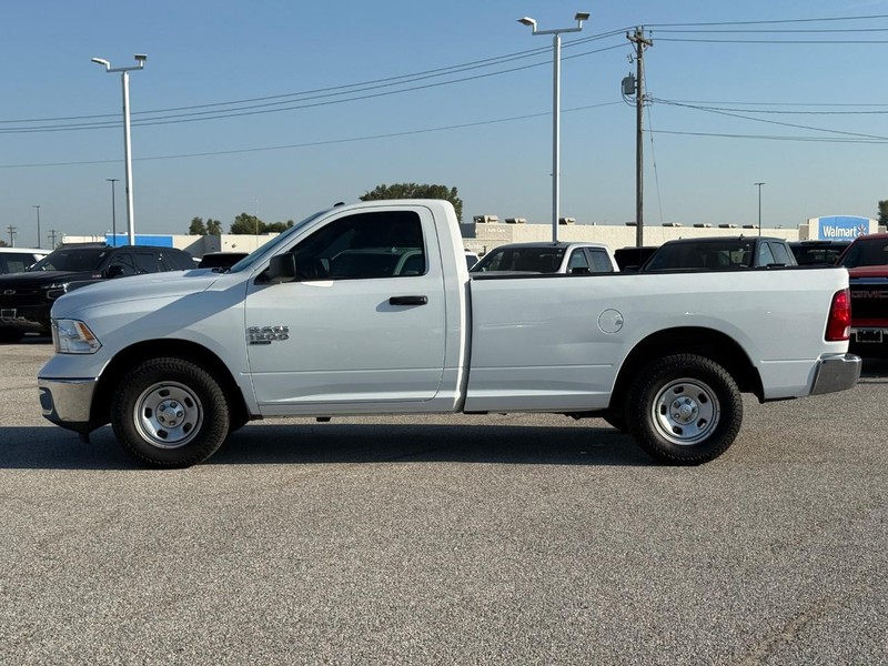 Ram 1500 Classic Vehicle Full-screen Gallery Image 2