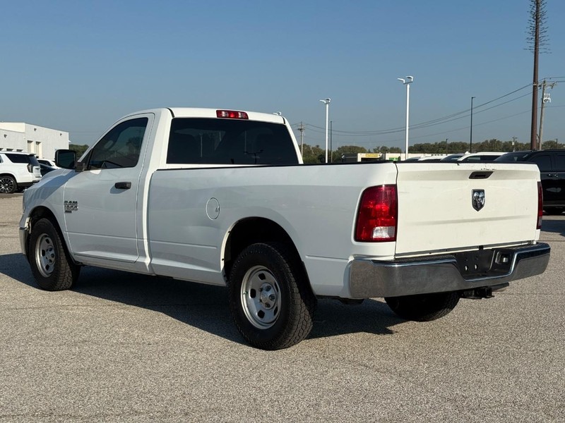 Ram 1500 Classic Vehicle Full-screen Gallery Image 3