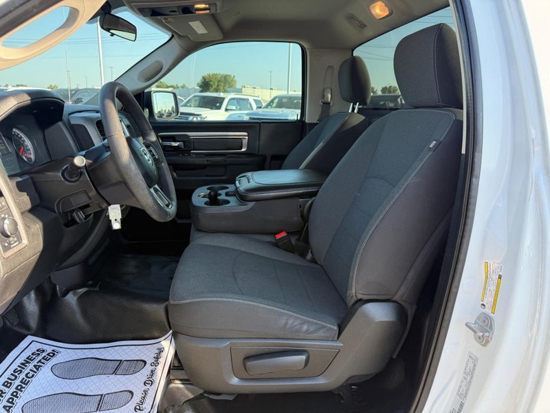 Ram 1500 Classic Vehicle Full-screen Gallery Image 10