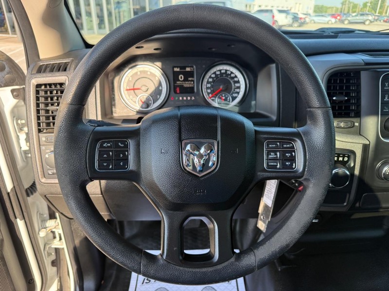 Ram 1500 Classic Vehicle Full-screen Gallery Image 12