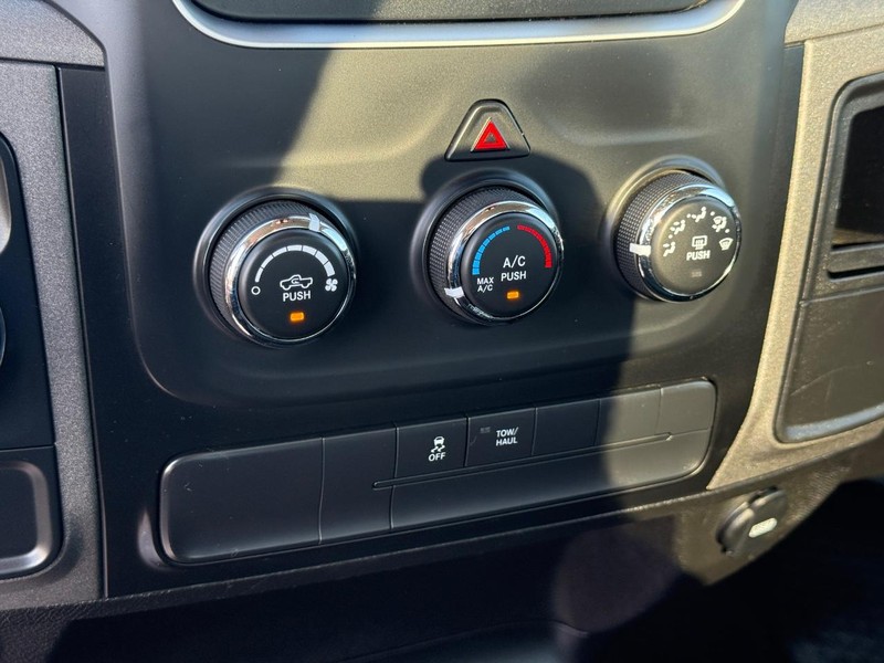 Ram 1500 Classic Vehicle Full-screen Gallery Image 18