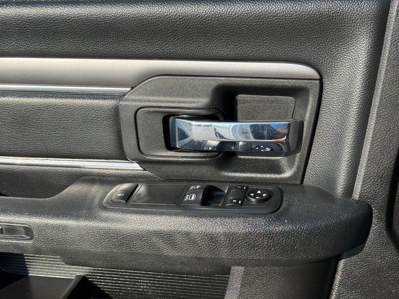 Ram 1500 Classic Vehicle Full-screen Gallery Image 23