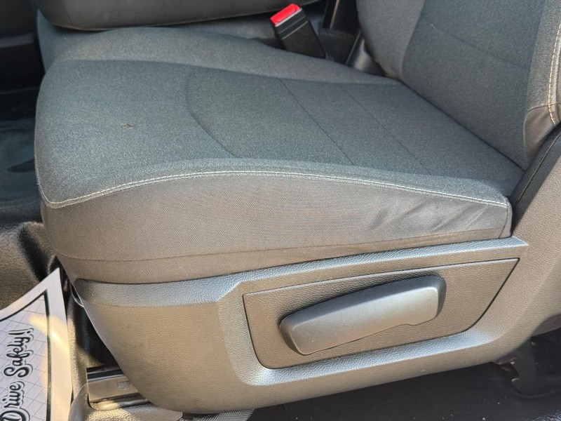 Ram 1500 Classic Vehicle Full-screen Gallery Image 24