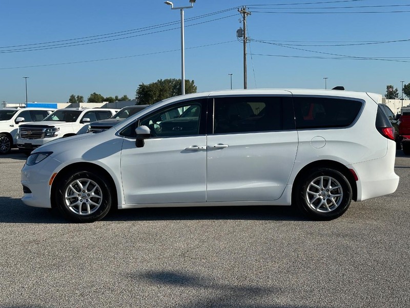 Chrysler Voyager Vehicle Full-screen Gallery Image 2