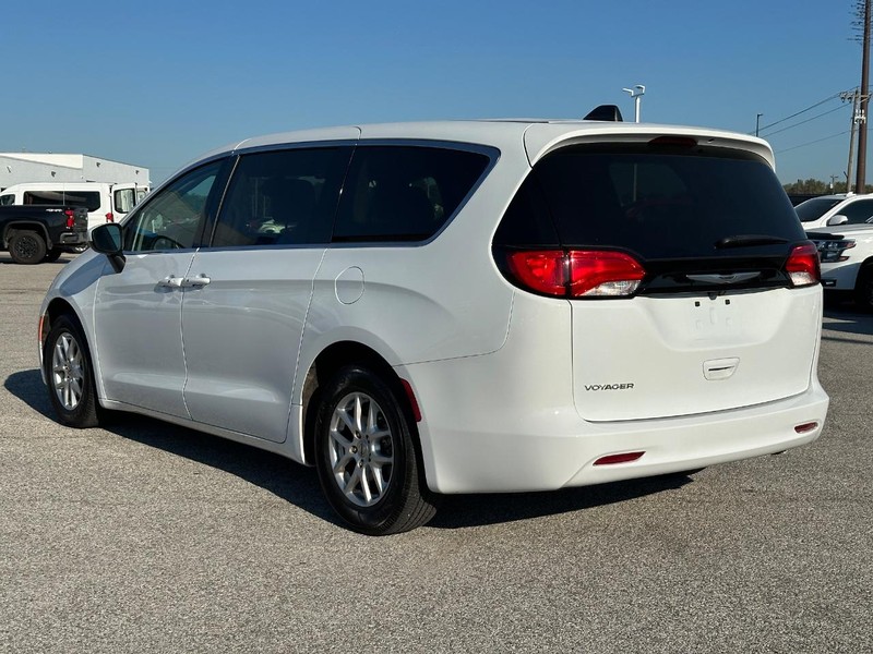 Chrysler Voyager Vehicle Full-screen Gallery Image 3