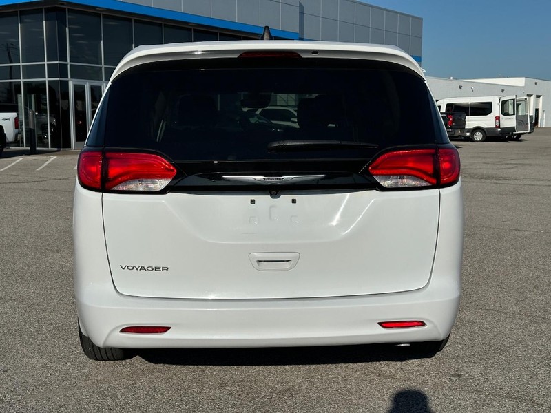 Chrysler Voyager Vehicle Full-screen Gallery Image 4