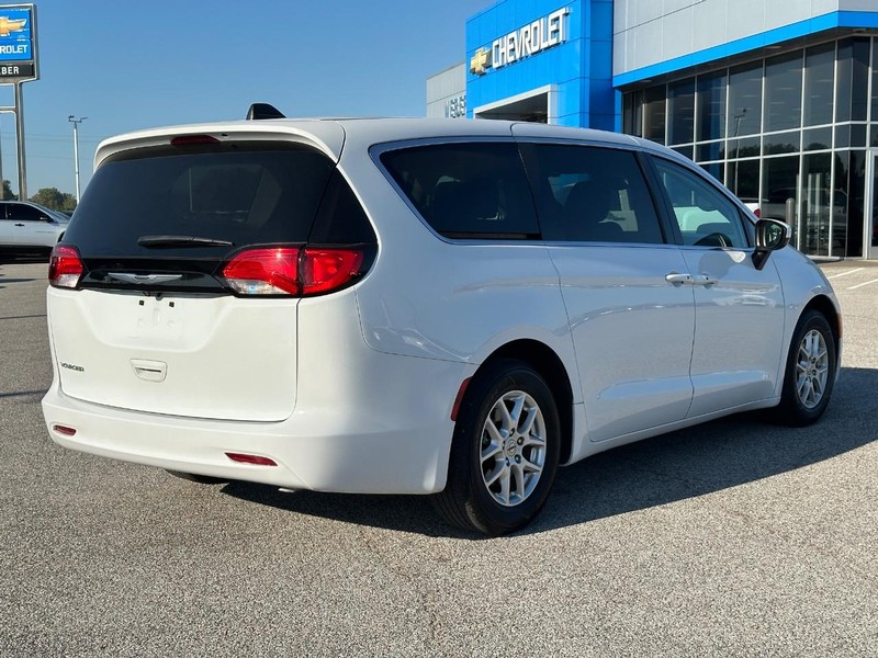 Chrysler Voyager Vehicle Full-screen Gallery Image 5