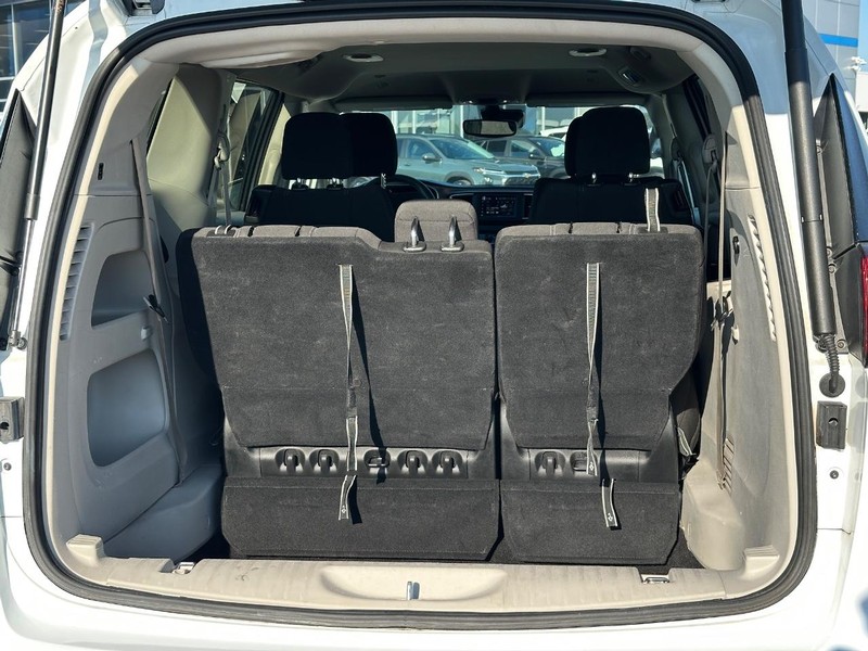 Chrysler Voyager Vehicle Full-screen Gallery Image 6
