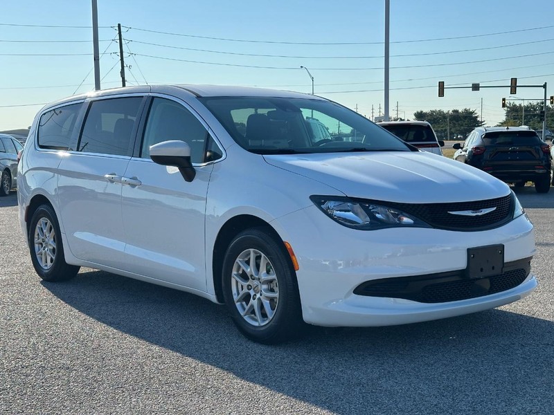Chrysler Voyager Vehicle Full-screen Gallery Image 8