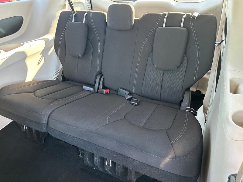 Chrysler Voyager Vehicle Full-screen Gallery Image 10