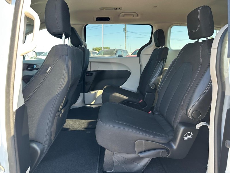 Chrysler Voyager Vehicle Full-screen Gallery Image 11