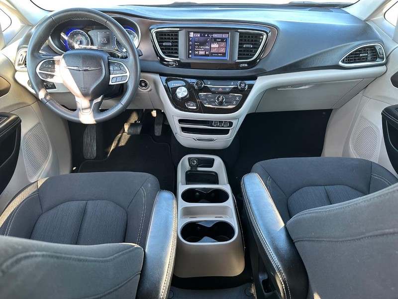 Chrysler Voyager Vehicle Full-screen Gallery Image 12