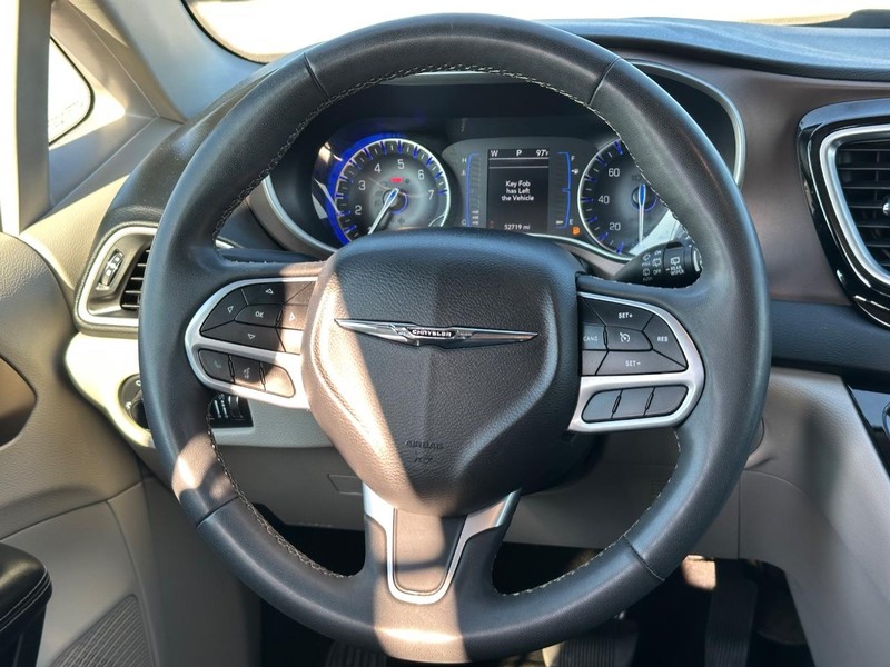 Chrysler Voyager Vehicle Full-screen Gallery Image 13