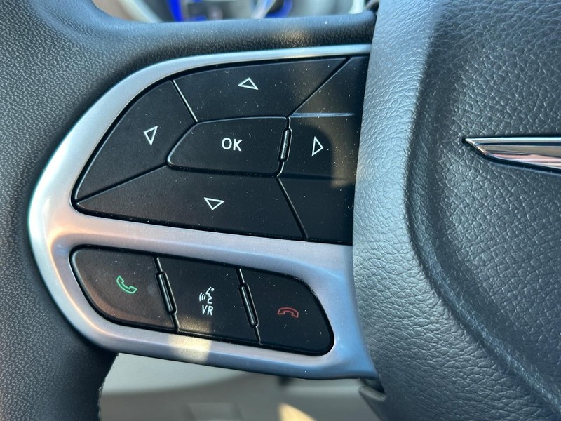 Chrysler Voyager Vehicle Full-screen Gallery Image 14