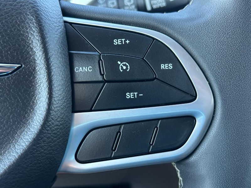 Chrysler Voyager Vehicle Full-screen Gallery Image 15