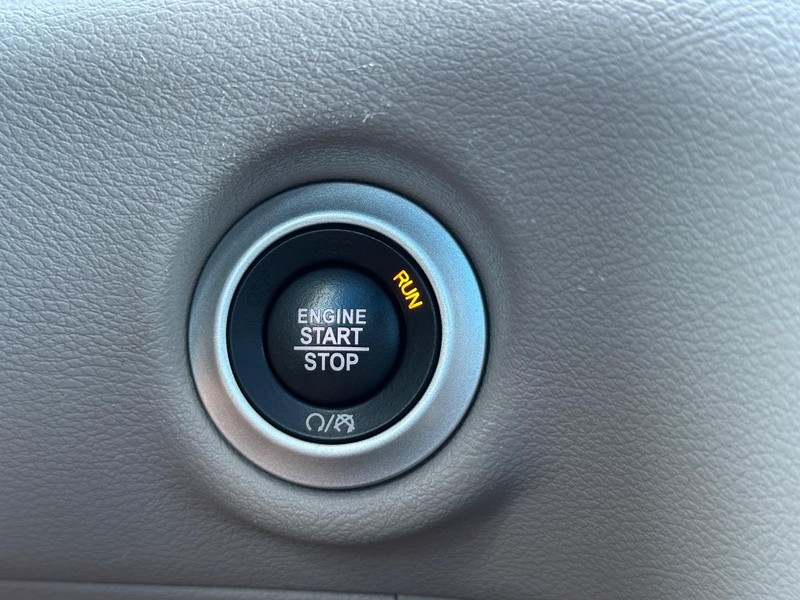 Chrysler Voyager Vehicle Full-screen Gallery Image 16