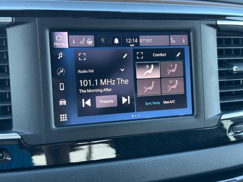 Chrysler Voyager Vehicle Full-screen Gallery Image 17