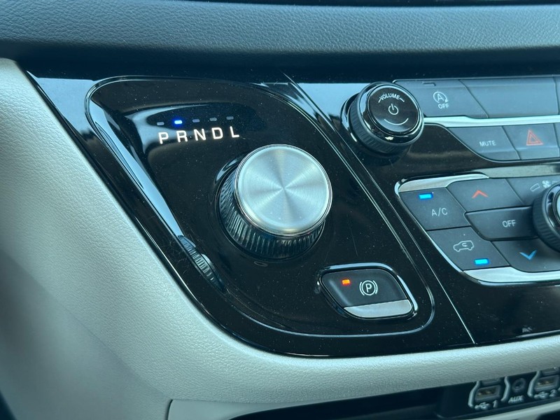 Chrysler Voyager Vehicle Full-screen Gallery Image 19
