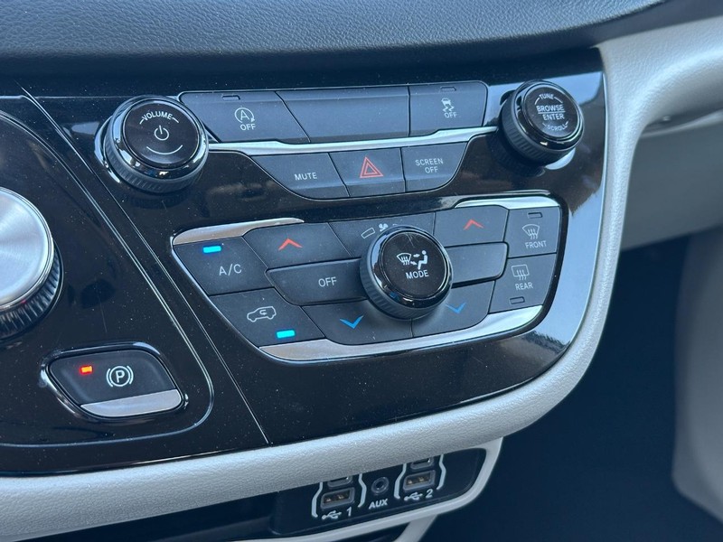 Chrysler Voyager Vehicle Full-screen Gallery Image 20