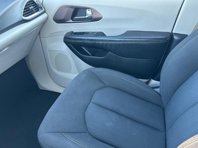 Chrysler Voyager Vehicle Full-screen Gallery Image 21