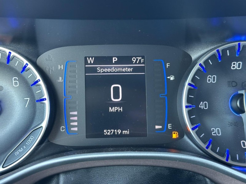 Chrysler Voyager Vehicle Full-screen Gallery Image 22