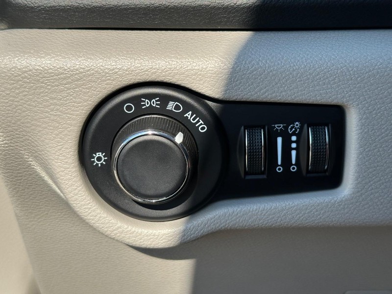 Chrysler Voyager Vehicle Full-screen Gallery Image 23