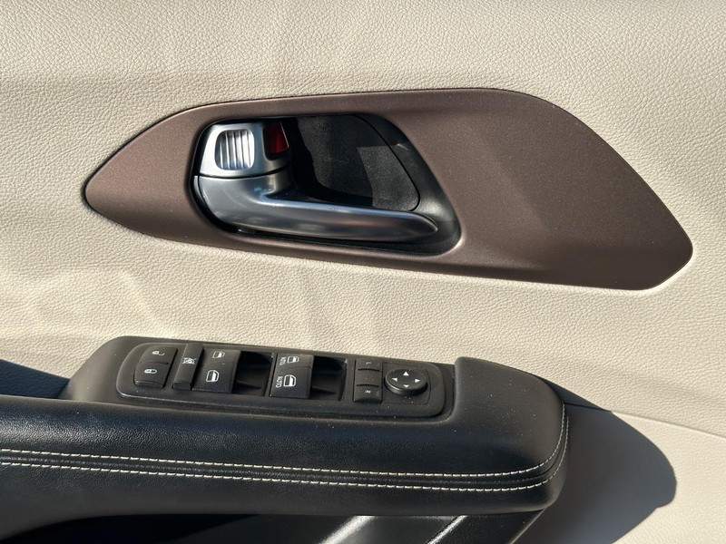 Chrysler Voyager Vehicle Full-screen Gallery Image 24