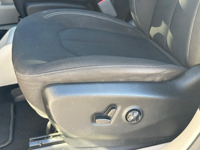 Chrysler Voyager Vehicle Full-screen Gallery Image 25