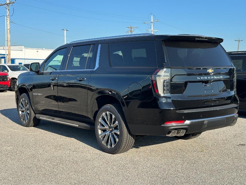 Chevrolet Suburban Vehicle Full-screen Gallery Image 3