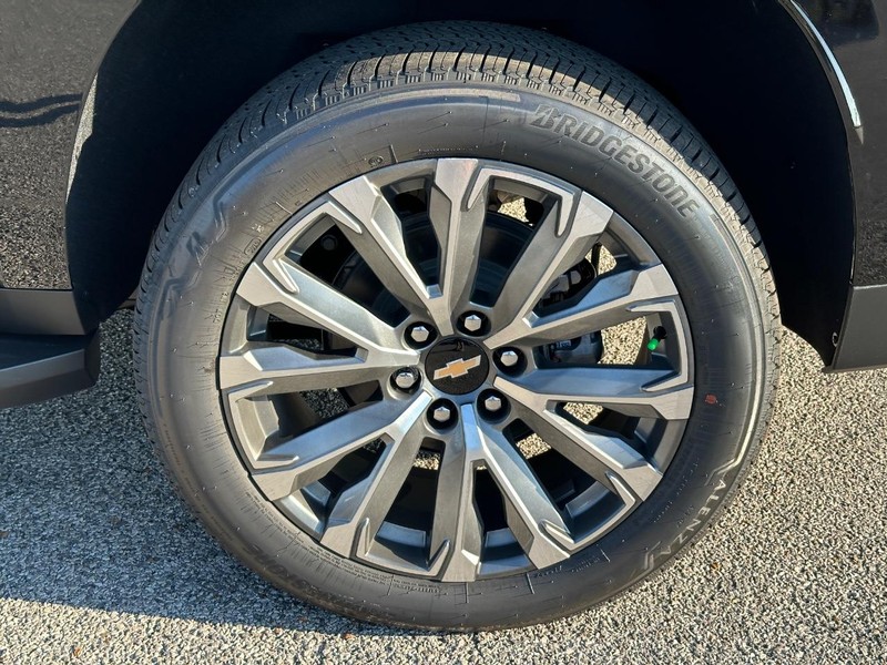 Chevrolet Suburban Vehicle Full-screen Gallery Image 4