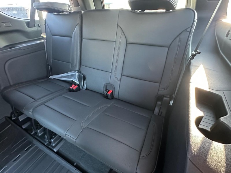 Chevrolet Suburban Vehicle Full-screen Gallery Image 5
