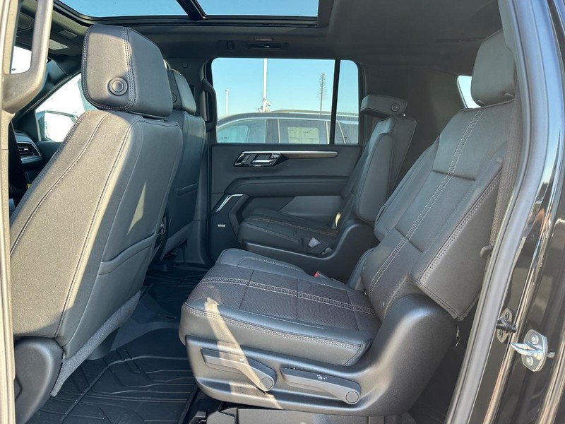 Chevrolet Suburban Vehicle Full-screen Gallery Image 6