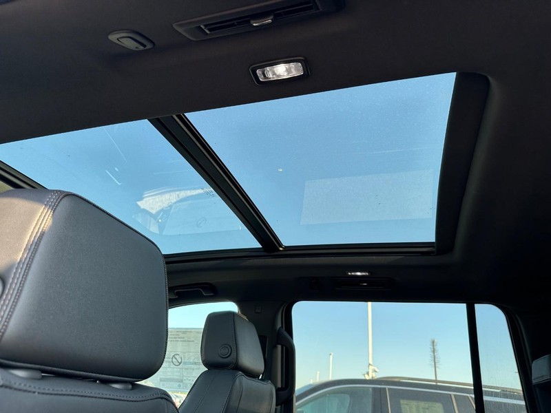 Chevrolet Suburban Vehicle Full-screen Gallery Image 7