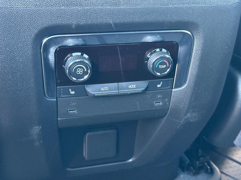 Chevrolet Suburban Vehicle Full-screen Gallery Image 8