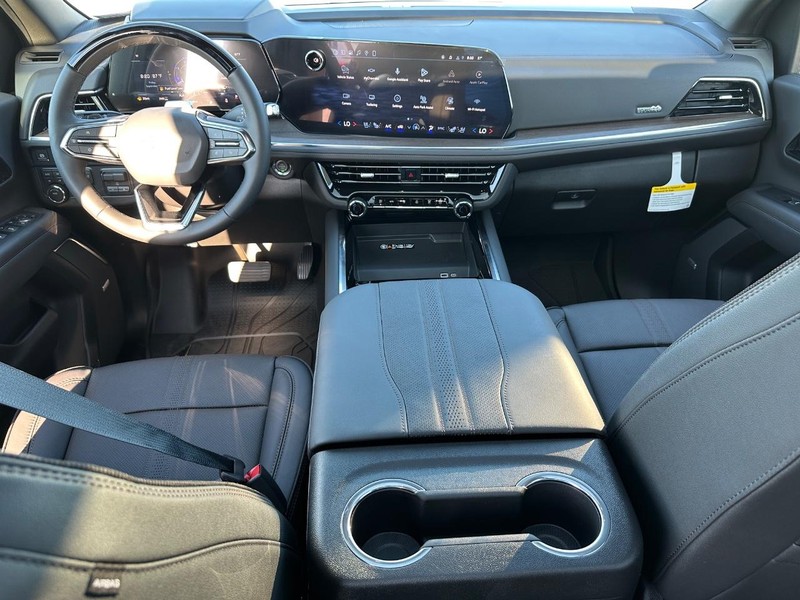 Chevrolet Suburban Vehicle Full-screen Gallery Image 9