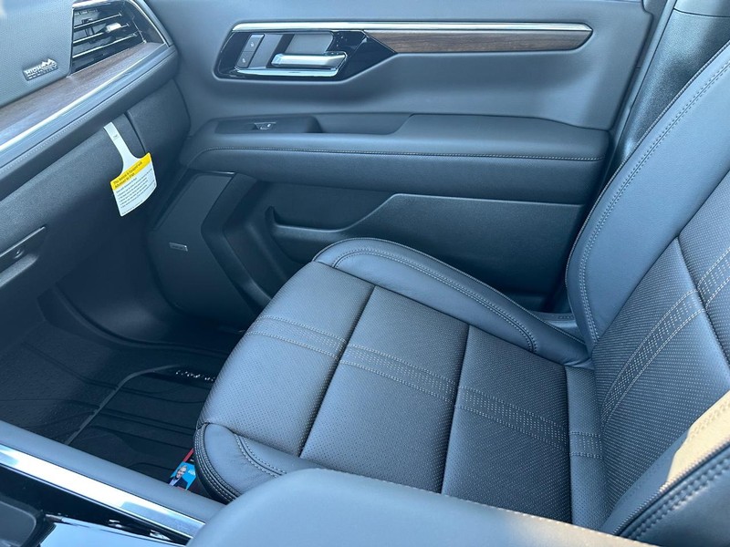 Chevrolet Suburban Vehicle Full-screen Gallery Image 17