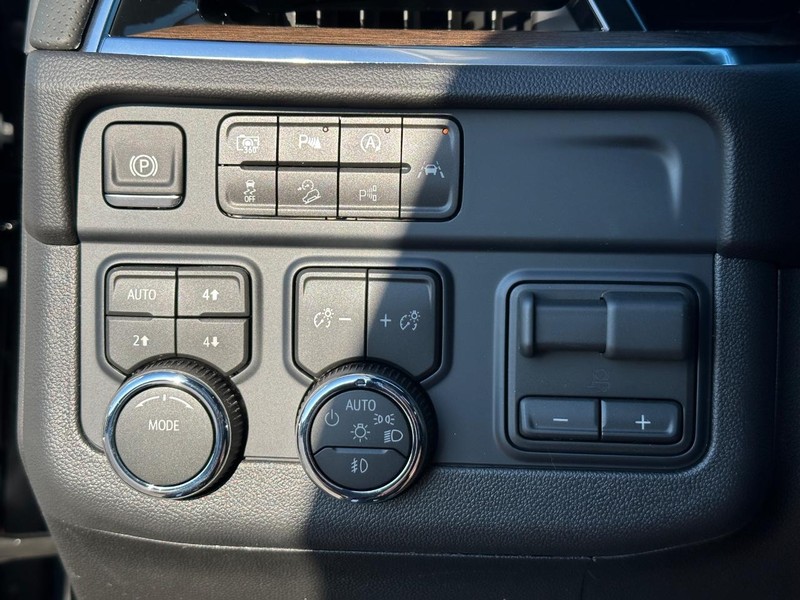 Chevrolet Suburban Vehicle Full-screen Gallery Image 18