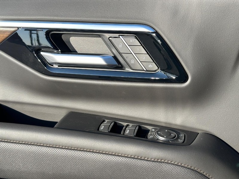 Chevrolet Suburban Vehicle Full-screen Gallery Image 20