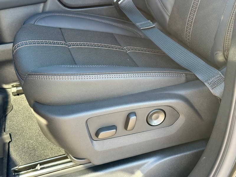 Chevrolet Suburban Vehicle Full-screen Gallery Image 21