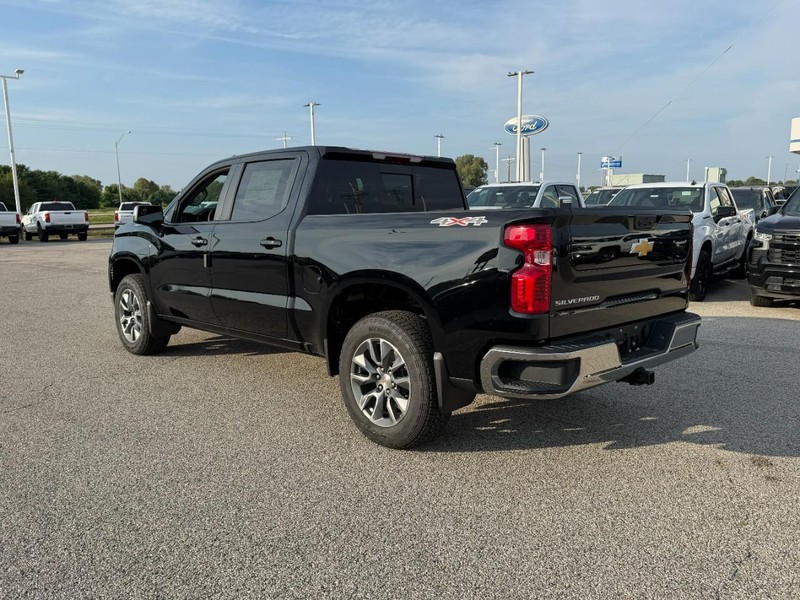 Chevrolet Silverado 1500 Vehicle Full-screen Gallery Image 3