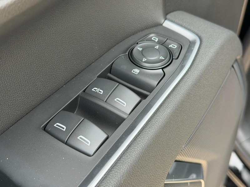 Chevrolet Silverado 1500 Vehicle Full-screen Gallery Image 9