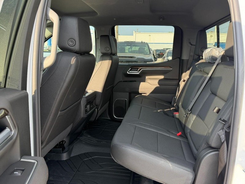 Chevrolet Silverado 1500 Vehicle Full-screen Gallery Image 4