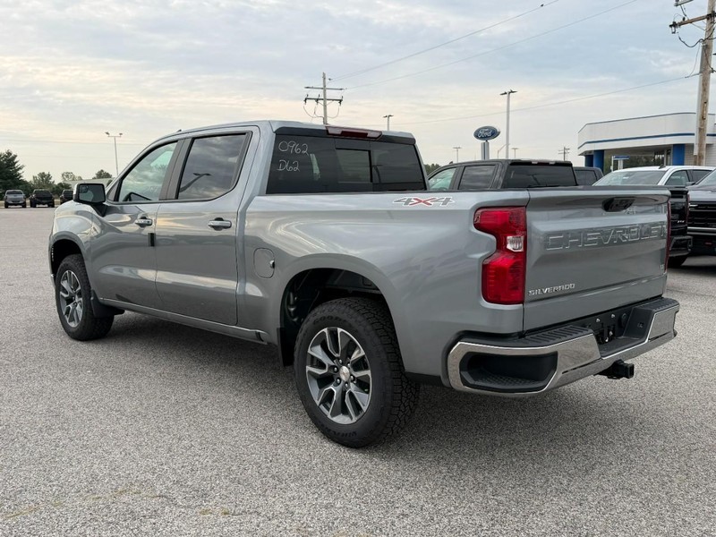 Chevrolet Silverado 1500 Vehicle Full-screen Gallery Image 3