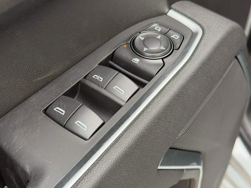 Chevrolet Silverado 1500 Vehicle Full-screen Gallery Image 9